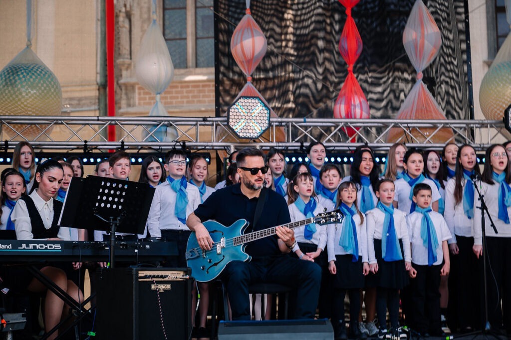 Podujatie Bratislava spievaj, primátor Matúš Vallo  na gitare sprevádzka detský spevácky zbor
