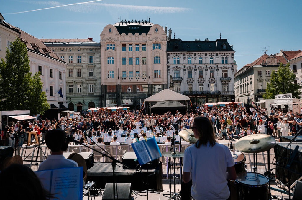 Koncert na Hlavnom námestí počas BMD 2026, pohľad na publikum
