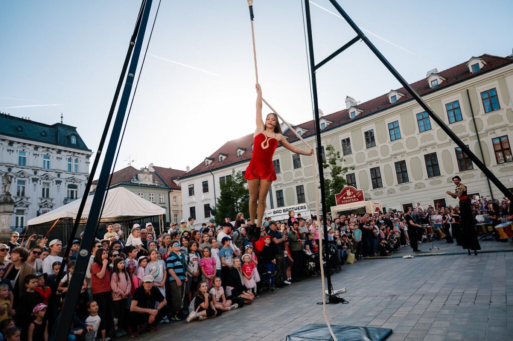 CirKusKus  – Batucada show, akrobatické vystúpenie počas BMD 2026