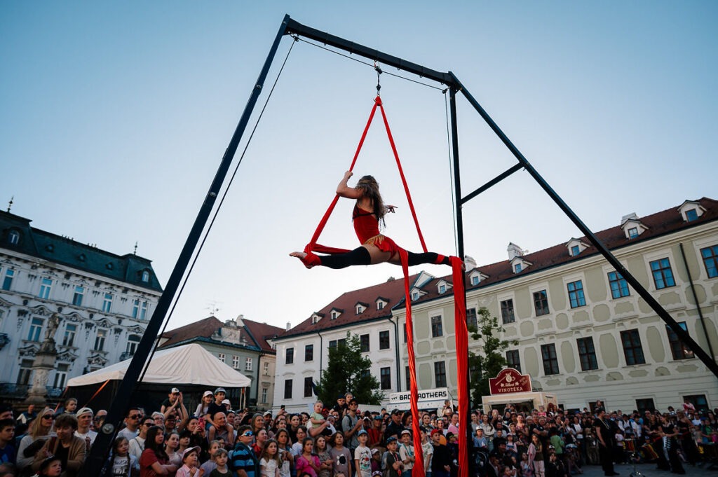 CirKusKus  – Batucada show, akrobatka vystupuje počas BMD 2026