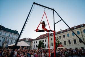 CirKusKus – Batucada show, akrobatka vystupuje počas BMD 2026