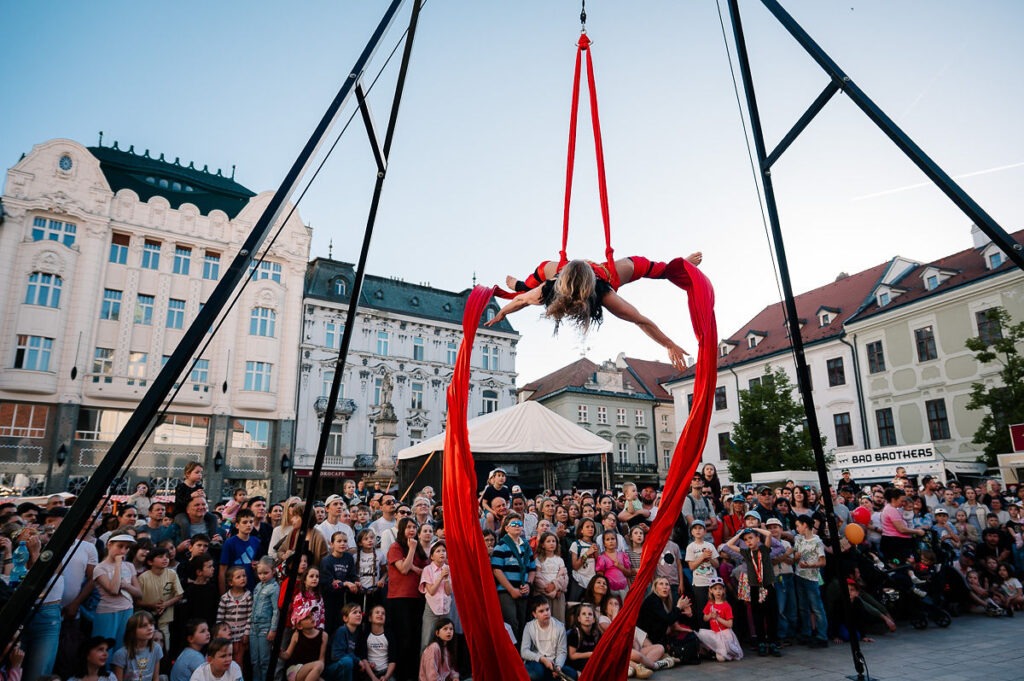 CirKusKus  – Batucada show, akrobatické vystúpenie počas BMD 2026