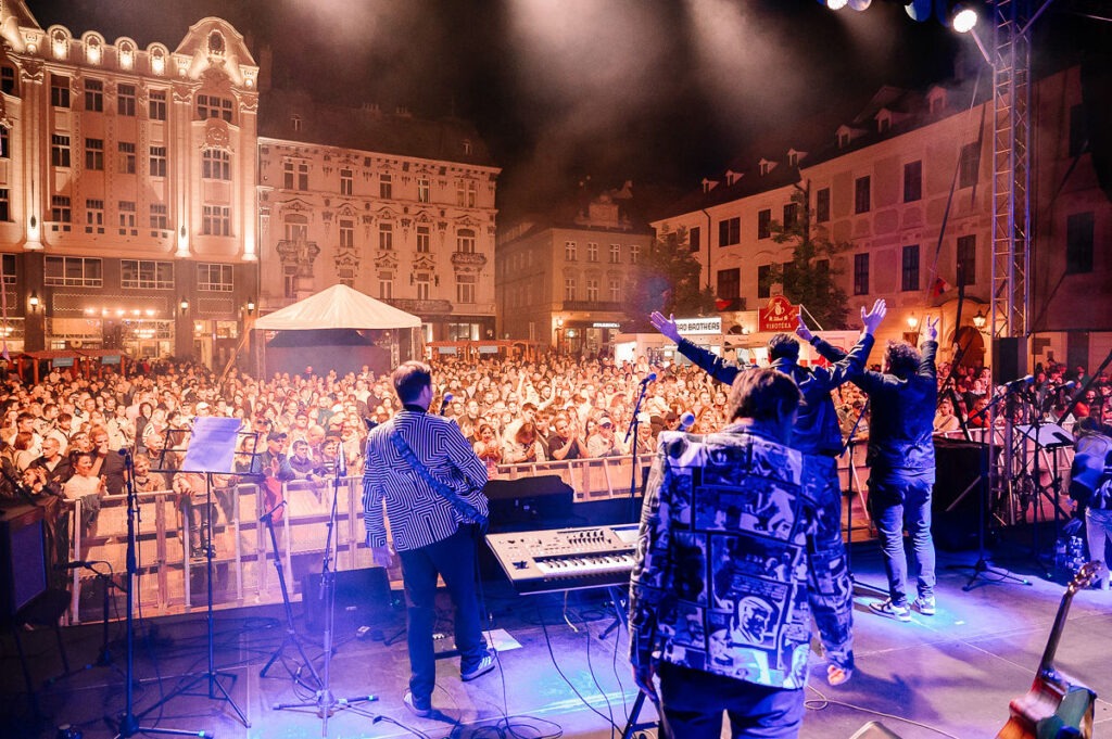 Večerný koncert počas BMD 2026, pohľad z pódia na publikum