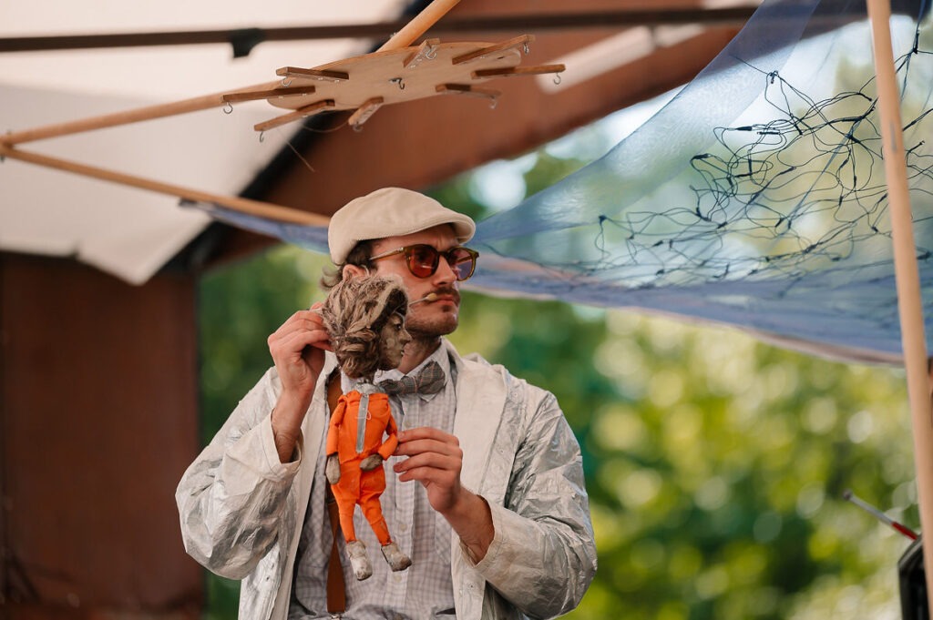 Niedziela dziesiąta: SpozaVoza – Vesmíro, fragment artysty z lalką