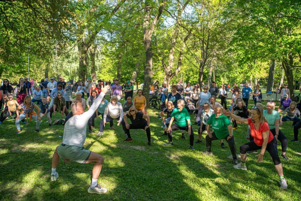 Cvičenie seniorov a senioriek v Sade s Marošom Molnárom
