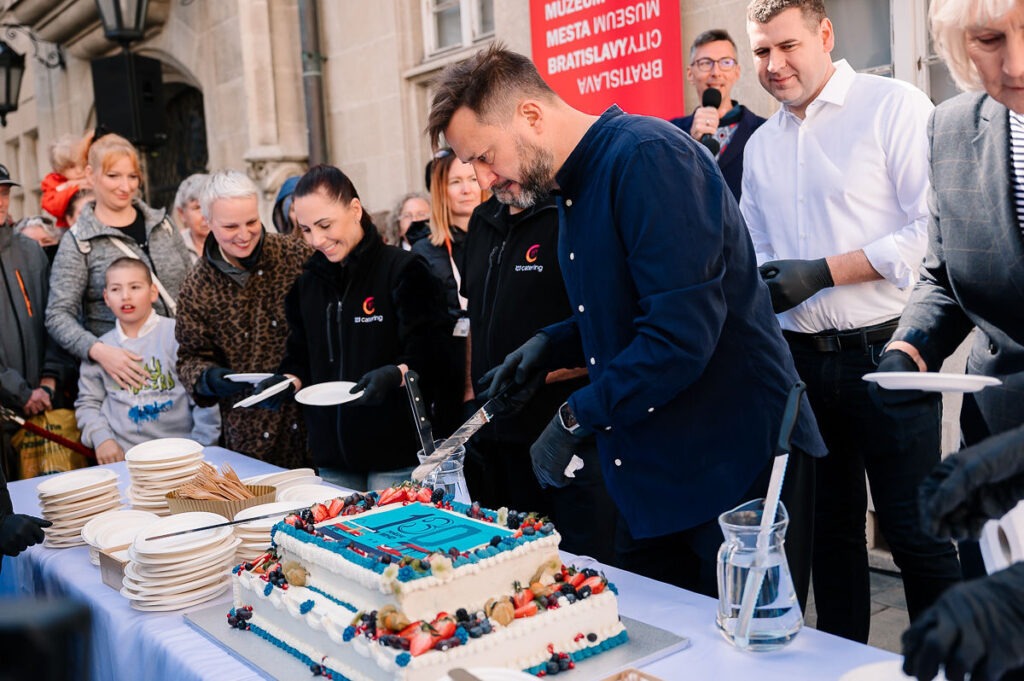 Primátor Bratislavy Matúš Vallo krája tortu počas BMD 2026