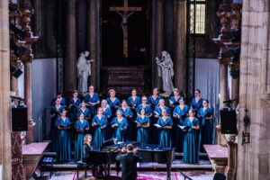 Le chœur Les Sirènes dans la salle de concert Klarisky