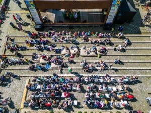 Pohľad z dronu na podujatie v Kultúrnej scéne v SJK