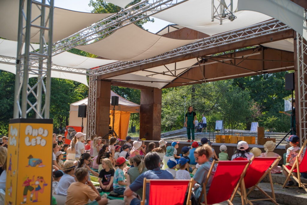 Kultúrna scéna v Sade Janka Kráľa počas podujatia Nedeľná desiata