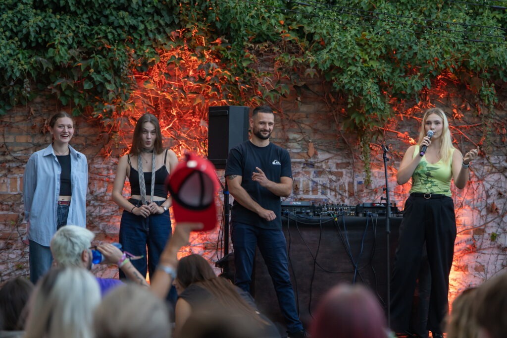Slam poetry, autori a autorky súťažiaci o priazeň publika