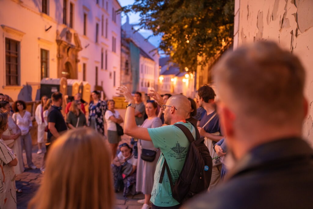 Rande s kapitulskou, prehliadka Kapitulskej ulice, sprevádza K. Zajíc