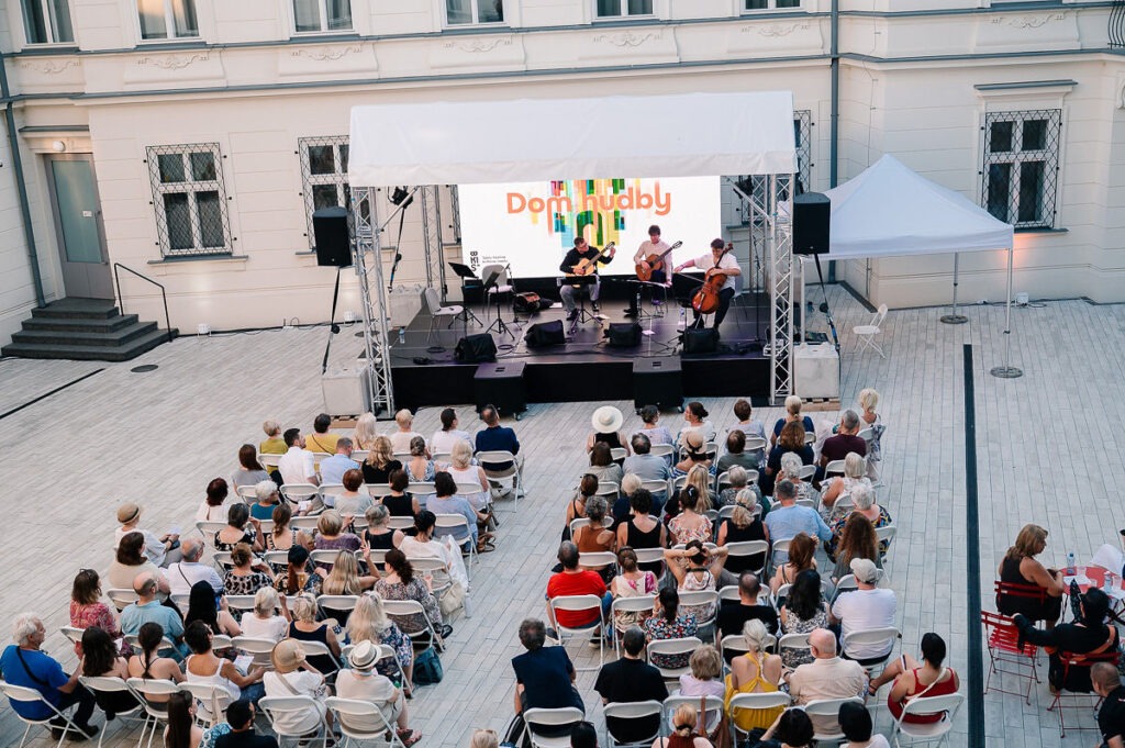 Cour intérieure de la Maison de la Musique, vue d'en haut pendant un concert