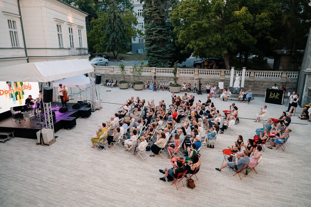 La cour de la Maison de la Musique avec des visiteurs lors d'un concert dans le cadre de BKL 2026
