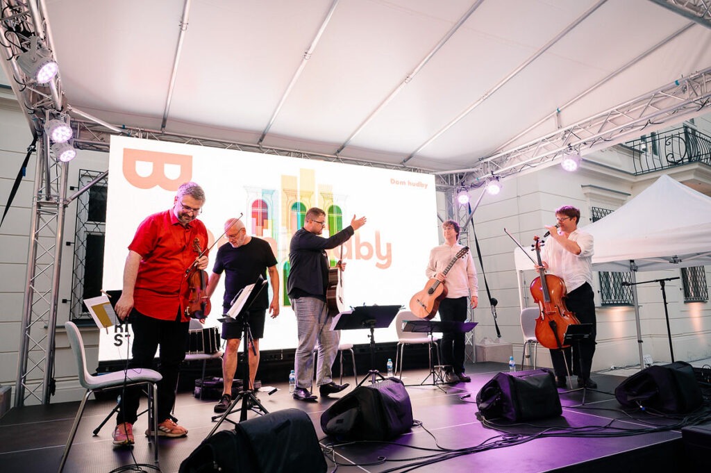 Boris Lenko, Jozef Lupták, Martin Krajčo, Ondrej Veselý et Stanislav Palúch à la fin du concert dans la cour de la Maison de la Musique