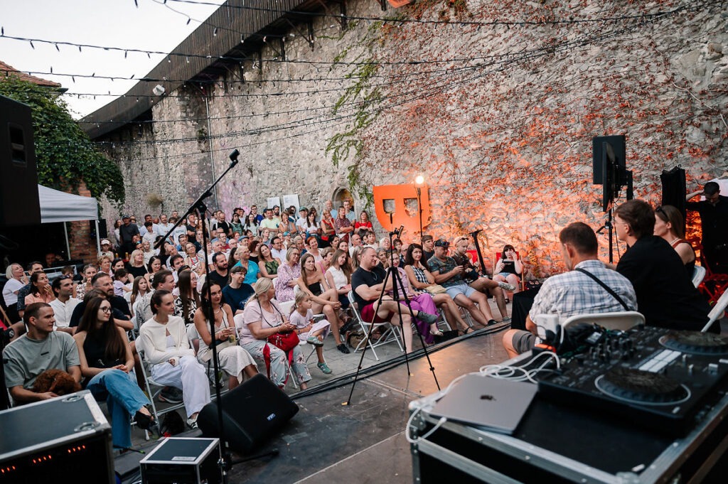 Mestské hradby, návštevníci a  návštevníčky sledujú program, BKL 2026