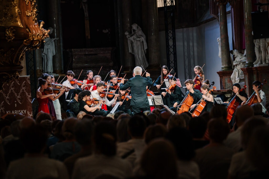 Puchheimský mládežnícky komorný orchester s dirigentom