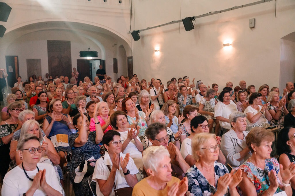 Koncertná sieň Klarisky, seniorky a seniori počas koncertu