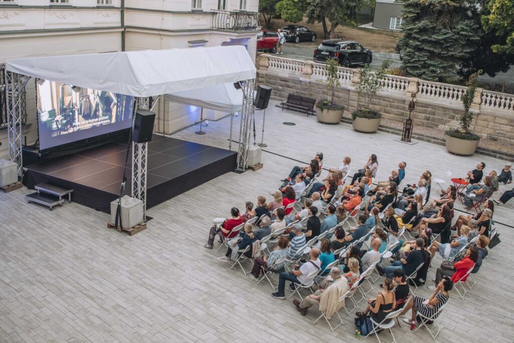 Nádvorie Domu hudby počas premietania filmu, BKL 2026
