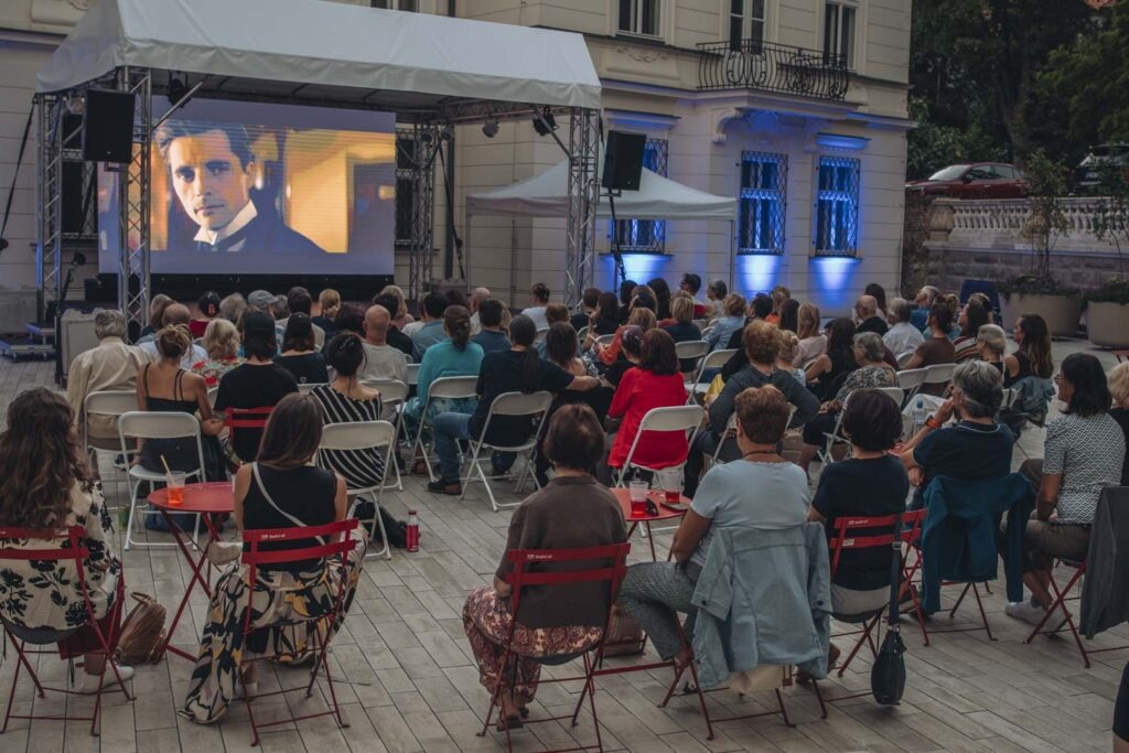 Nádvorie Domu hudby, film Bolero a návštevníci*čky sledujúci film, BKL 2026