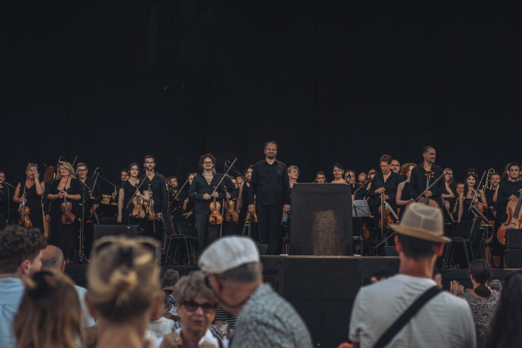 Finále pri fontáne – Slovenská filharmónia 2026, orchester Slovenskej filharmónie s dirigentom Petrom Valentovičom
