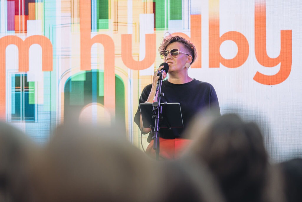 Svetlana Rymarenko spieva na nádvorí Domu hudby, BKL 2026