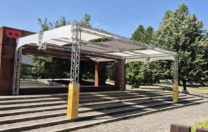 Kultúrna scéna v Sade Janka Kráľa má počas leta zastrešené hľadisko