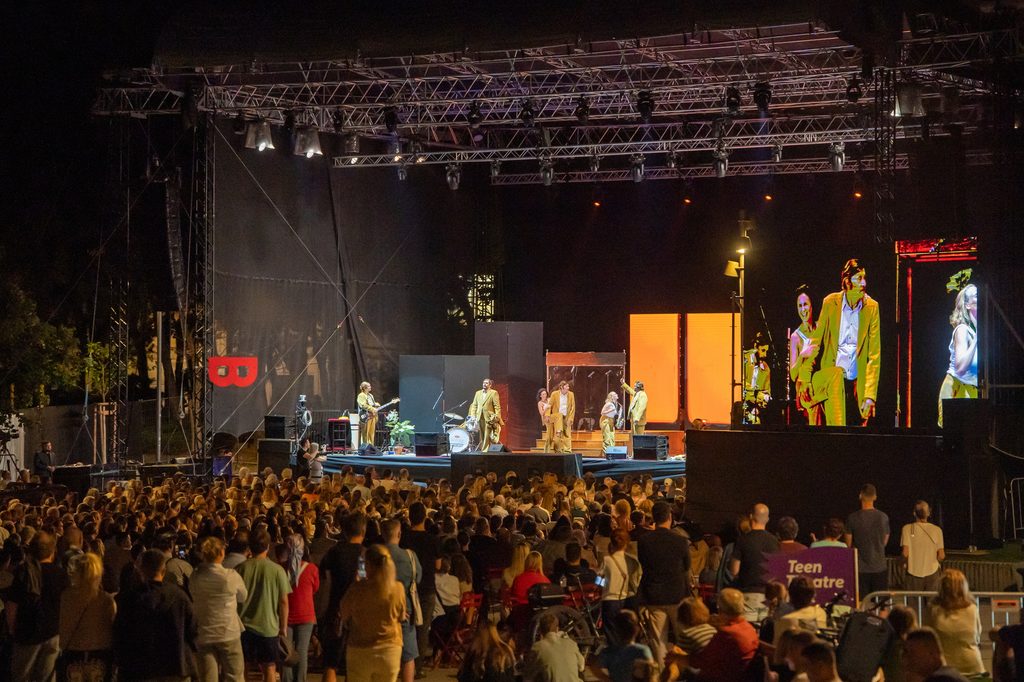 Finále pri fontáne na Námestí slobody, pohľad do publika a na scénu počas predstavenia Filip, 2026