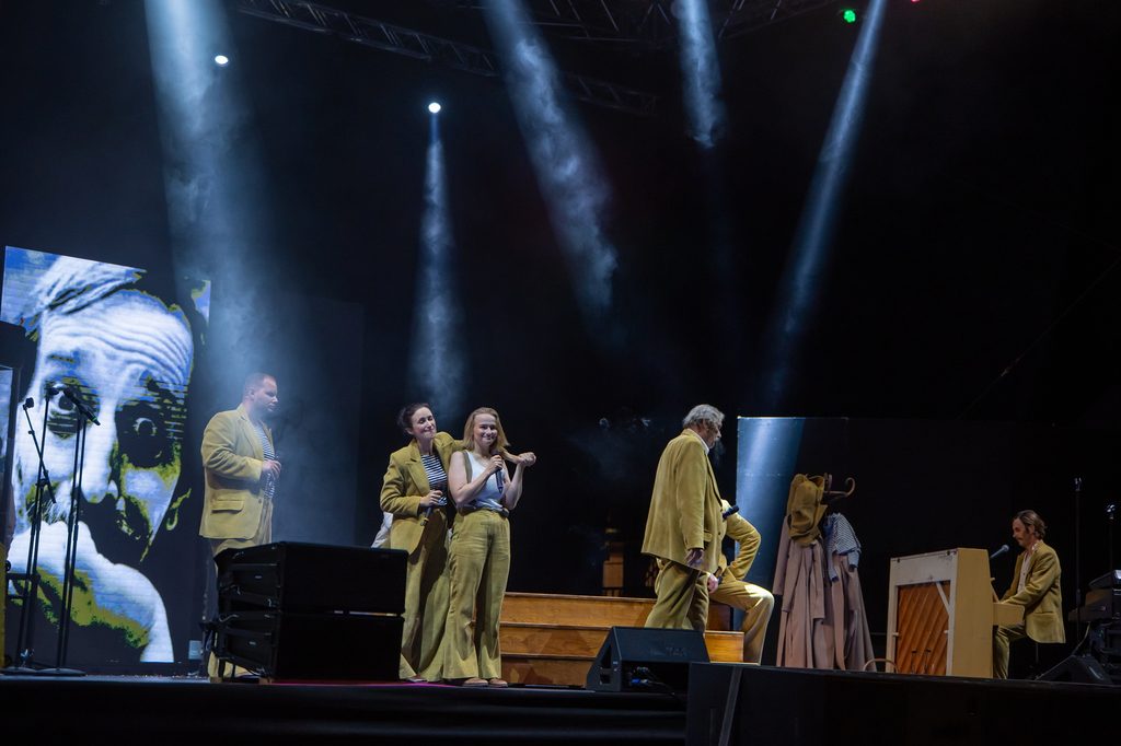 Finále pri fontáne na Námestí slobody, predstavenie Filip s led obrazovkou s foto J. Filipa, 2026