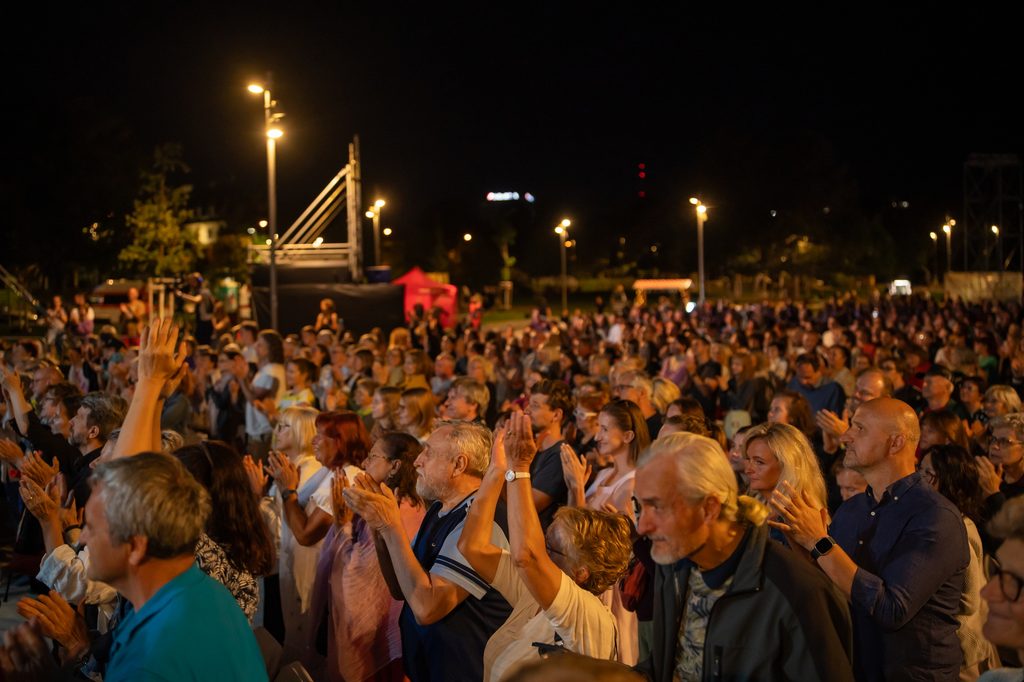 Publikum na Námestí slobody počas Finále pri fontáne
