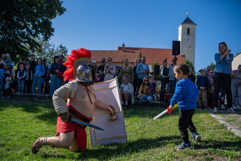 Rímsky vojak bojuje s malým bojovníkom - dieťaťom