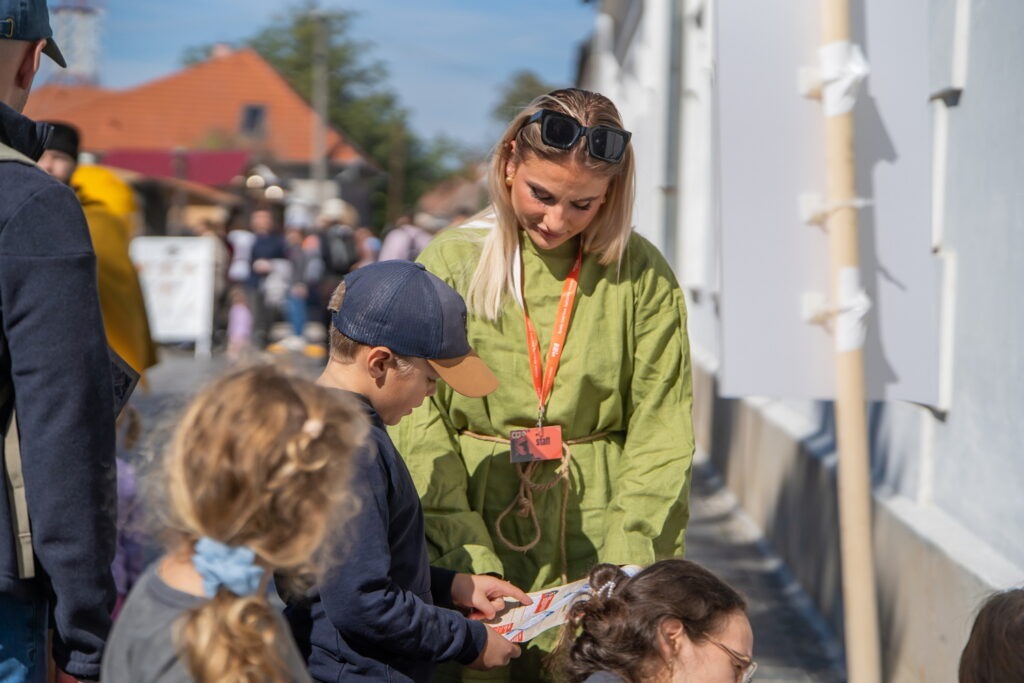 Animátorka a deti pri pátracej hre počas Rímsky hier 2026