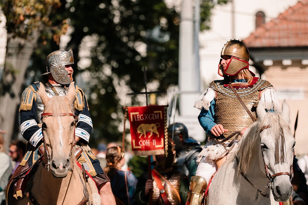 Rímski vojaci na koňoch, za nimi sprievod