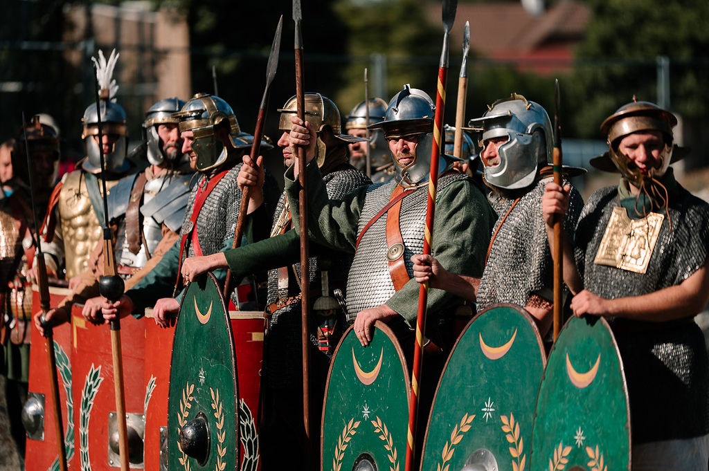 Rímski vojaci s prilbami, štítmi a kopijami čakajú na začiatok sprievodu