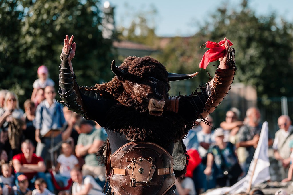 Zamaskovaný muž v maske kyklopa