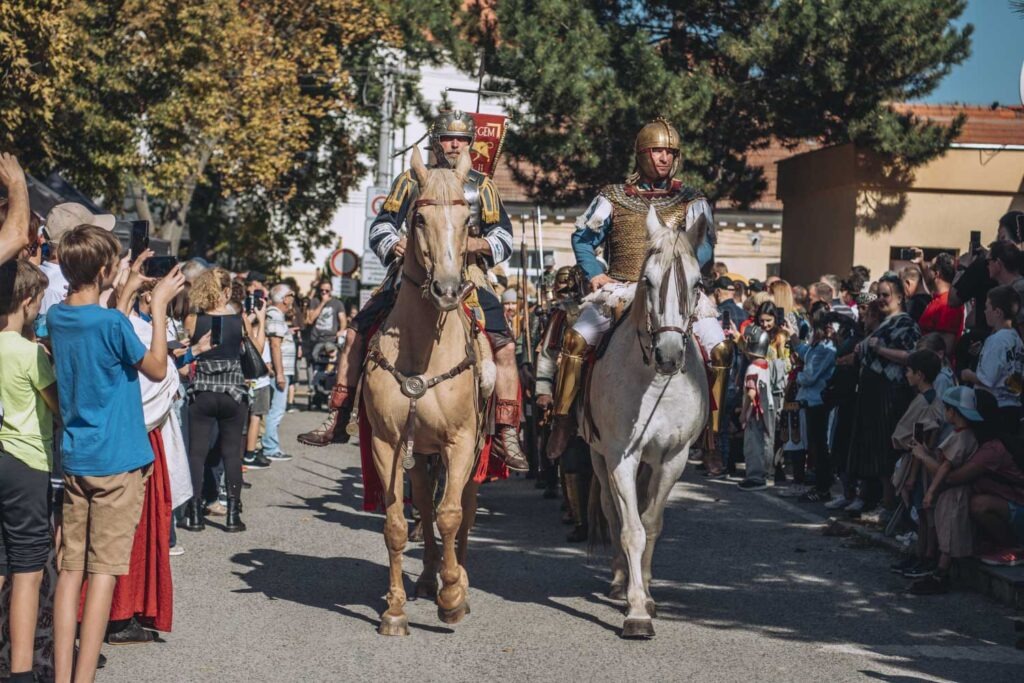 Rímski bojovníci na koňoch prechádzajú Rusovcami