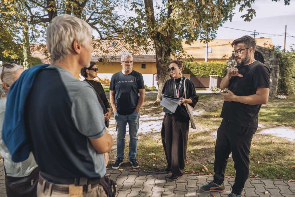 Rande s mestom počas Rímskych hier 2026, Lea Szaboóvá robí výklad, vedľa nej tlmočník do slovenského posunkového jazyka